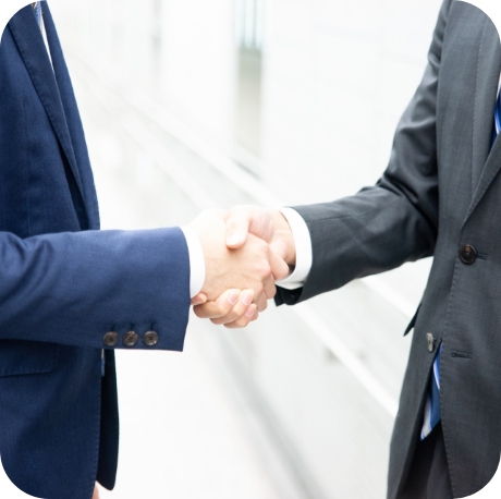 握手するサラリーマン