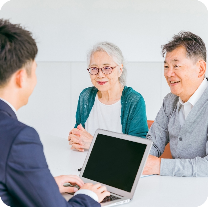 打ち合わせ中の夫婦